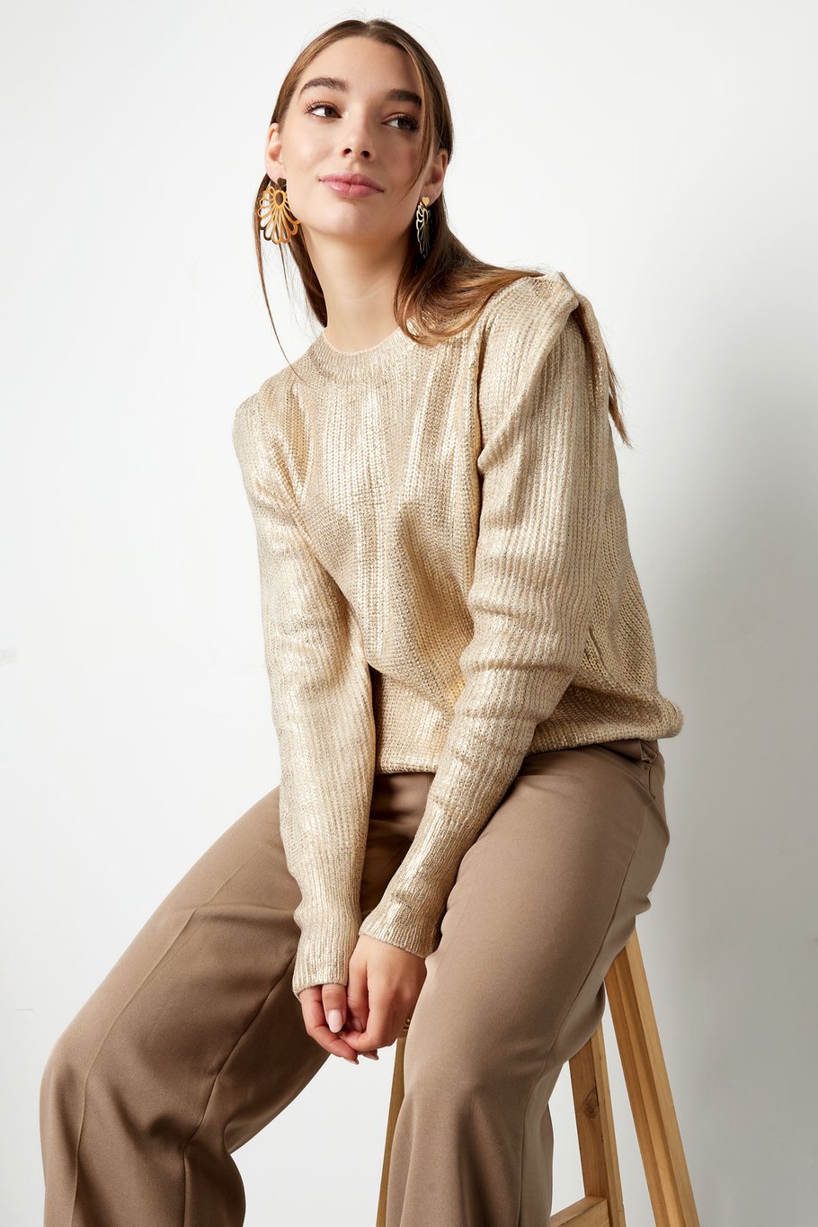 Gestrickter Stadtpullover in Metallic-Optik – Schwarzgold Bild9